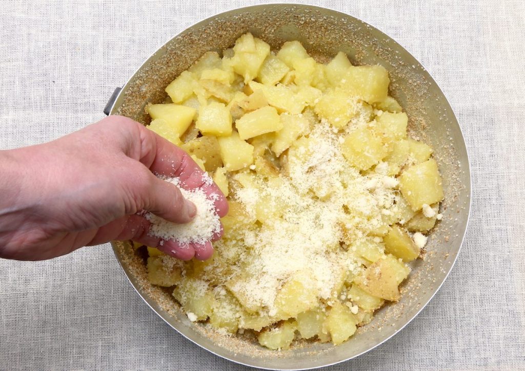 4_cospargere Parmigiano_patate Parmigiano e prezzemol©Gooduira lab