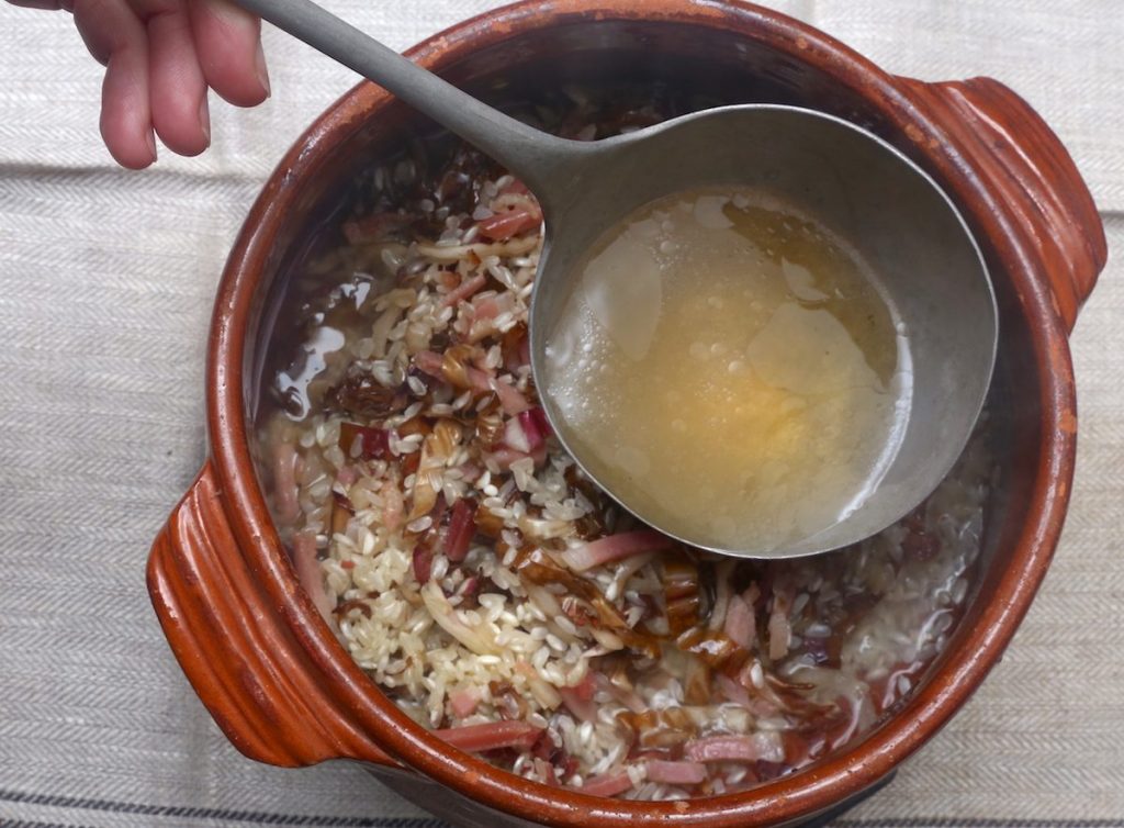 5_aggiungere brodo_risotto Taleggio e speck©Gooduria lab