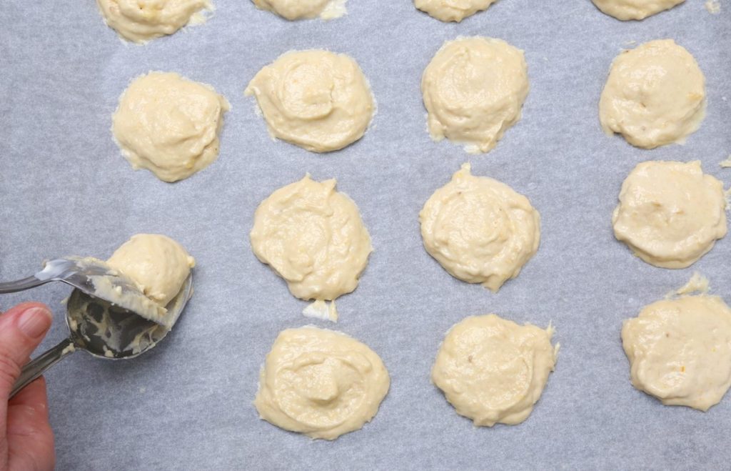 6_distribuire impasto biscotti_biscotti alle banane©Gooduria lab copia
