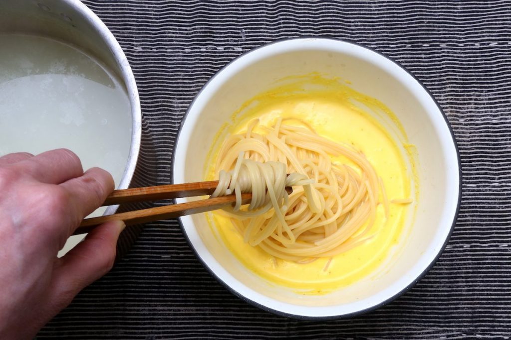 6_scolare pasta nella crema_pasta ricotta e zafferano©Gooduria lab