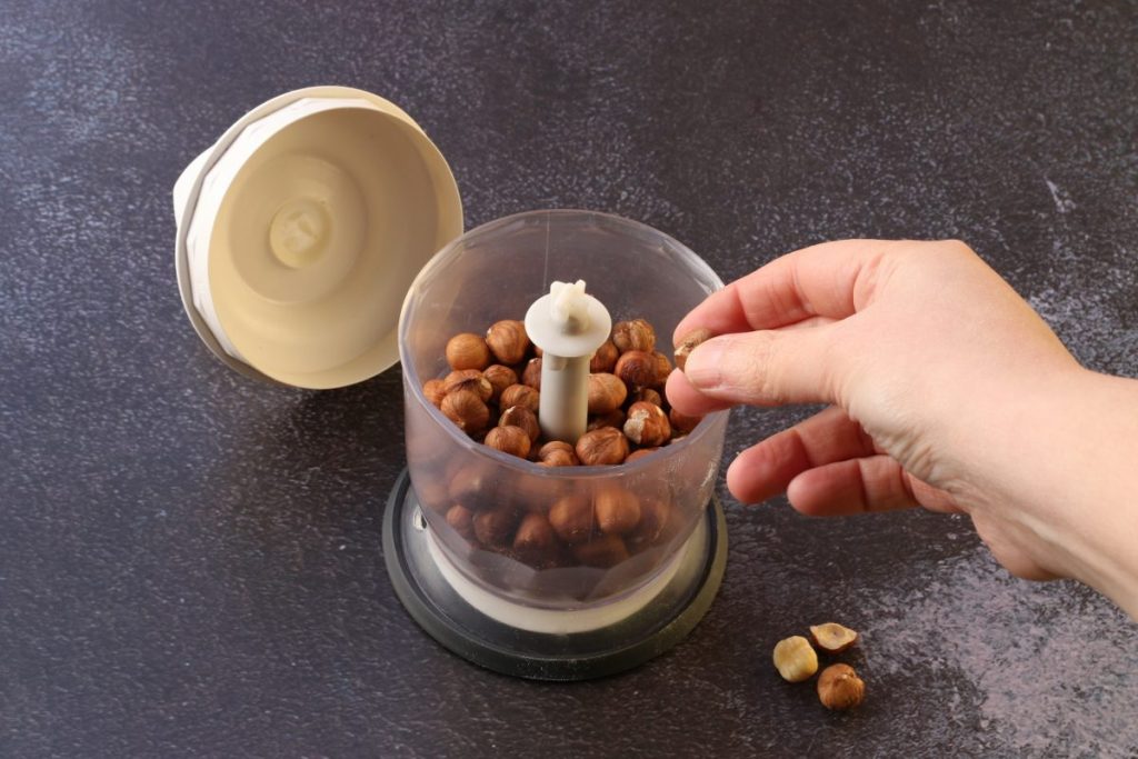 frullare le nocciole