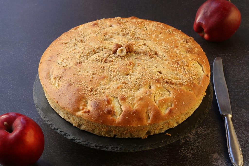 servire la torta meneghina