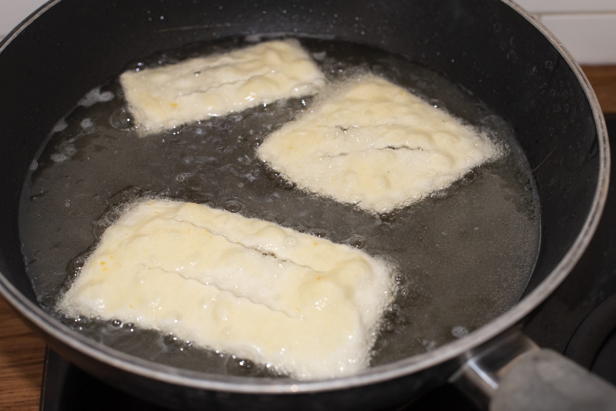 chiacchiere al vino rosso
