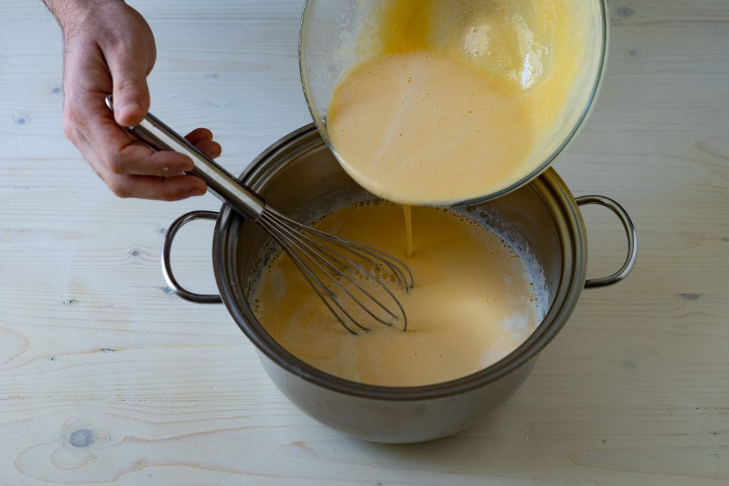 unire il latte ai tuorli