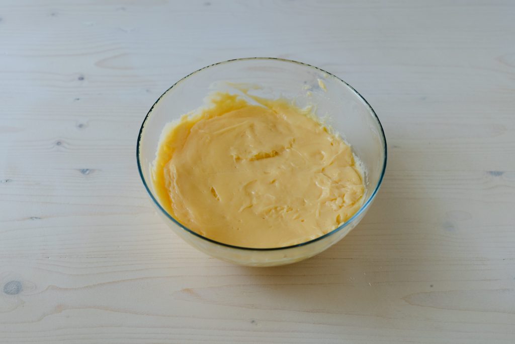 riversare crema pasticcera in un contenitore
