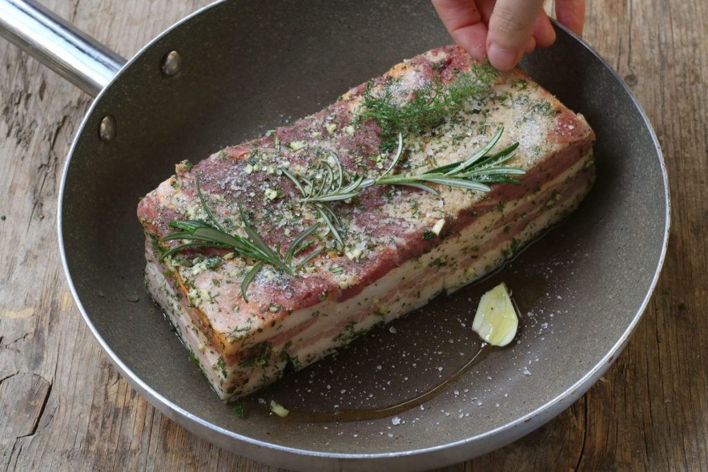 cuocere in padella la pancetta