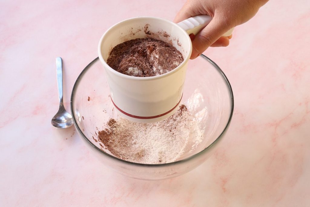 setacciare farina e cacao