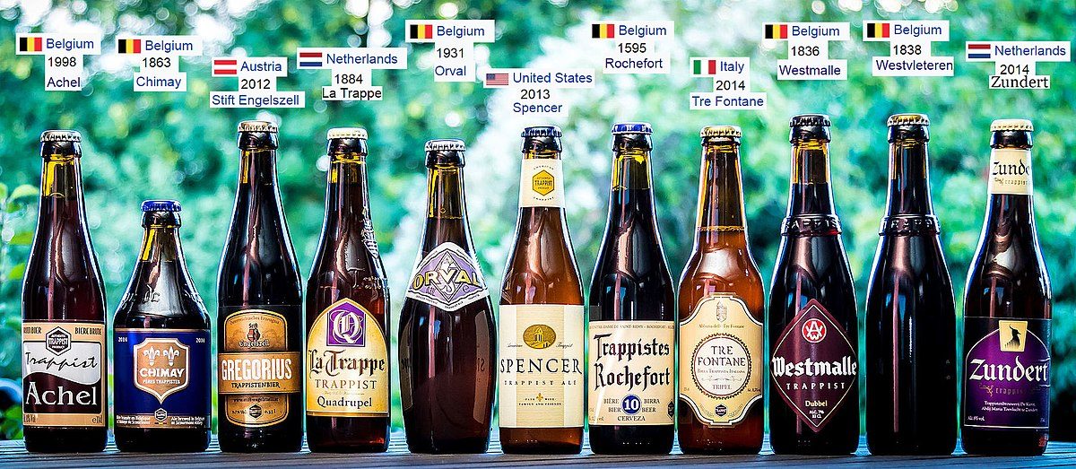 Undici delle dodici birre trappiste. Da gennaio la Achel ha perso il marchio. Foto di Philip Rowlands