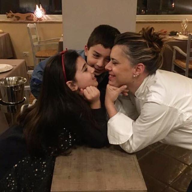 Iside De Cesare con i suoi bambini | Immagini di copertina Facebook