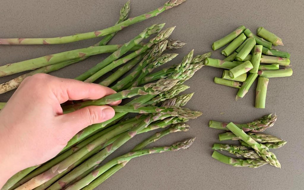 tagliatelle-agli-asparagi_pulire_asparagi_1