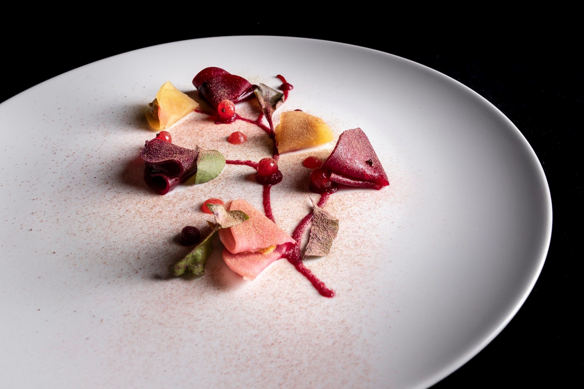 Insalata di rape rosse marinate, farcite con mousse di tonno, polvere di lampone e polvere di capperi.Come un vitello tonnato con il vegetale come una carne. | Foto di Lido Vannucchi
