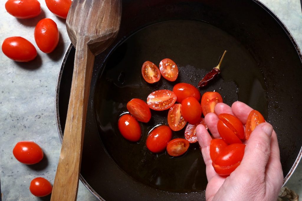 2_aggiungete i pomodorini_paccheri sugo di gallinella di mare©Gooduria lab