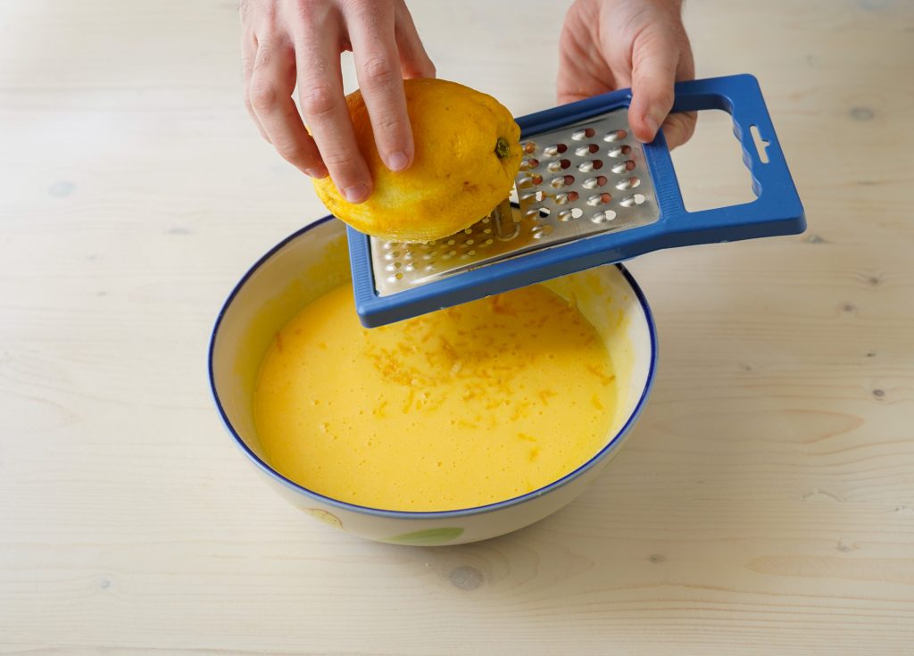 aggiungere scorza di limone