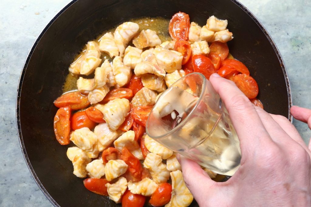 5_sfumate vino bianco_paccheri sugo di gallinella di mare©Gooduria lab