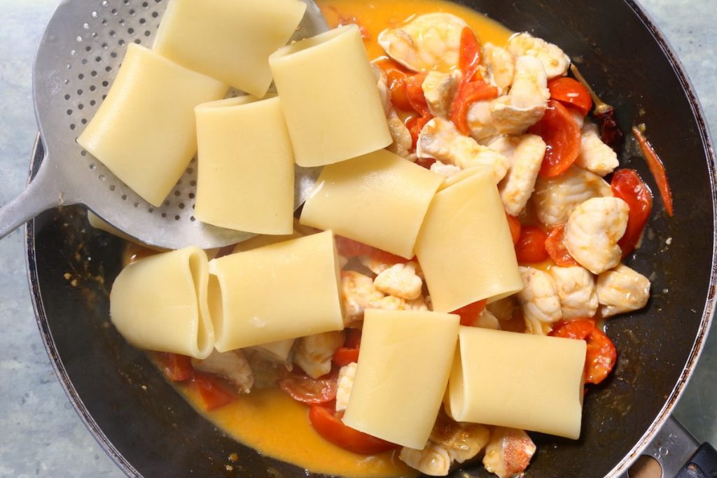6_aggiungete la pasta_paccheri sugo di gallinella di mare©Gooduria lab
