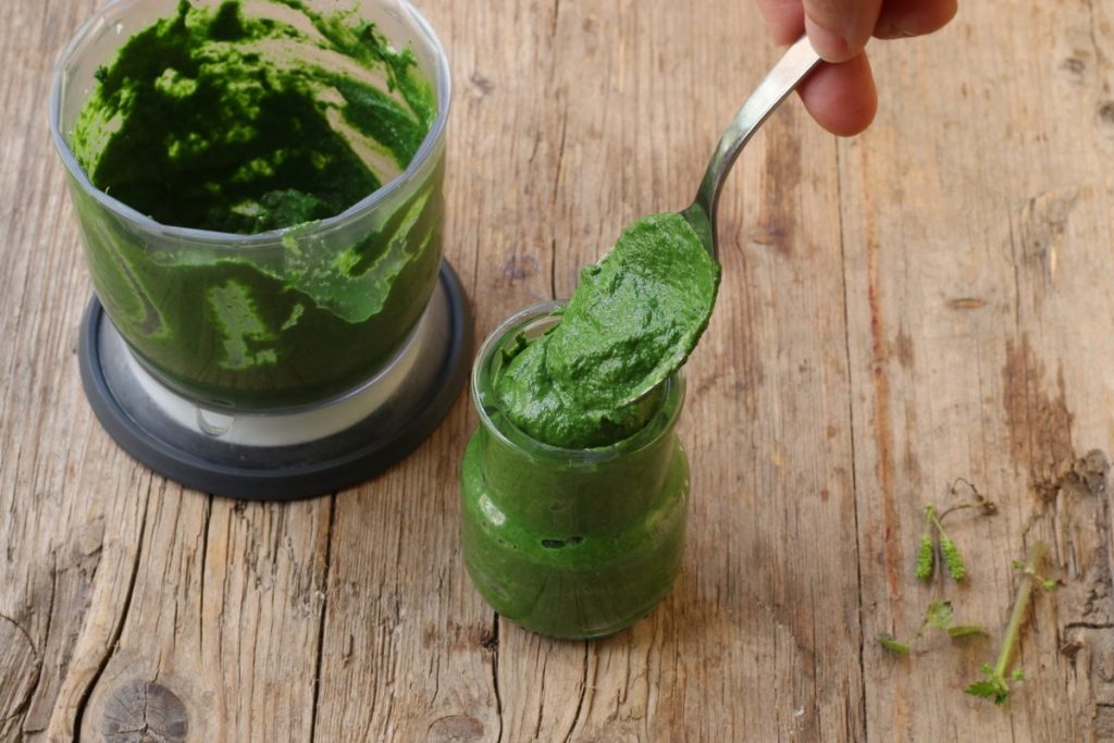 Riempire il vasetto di pesto