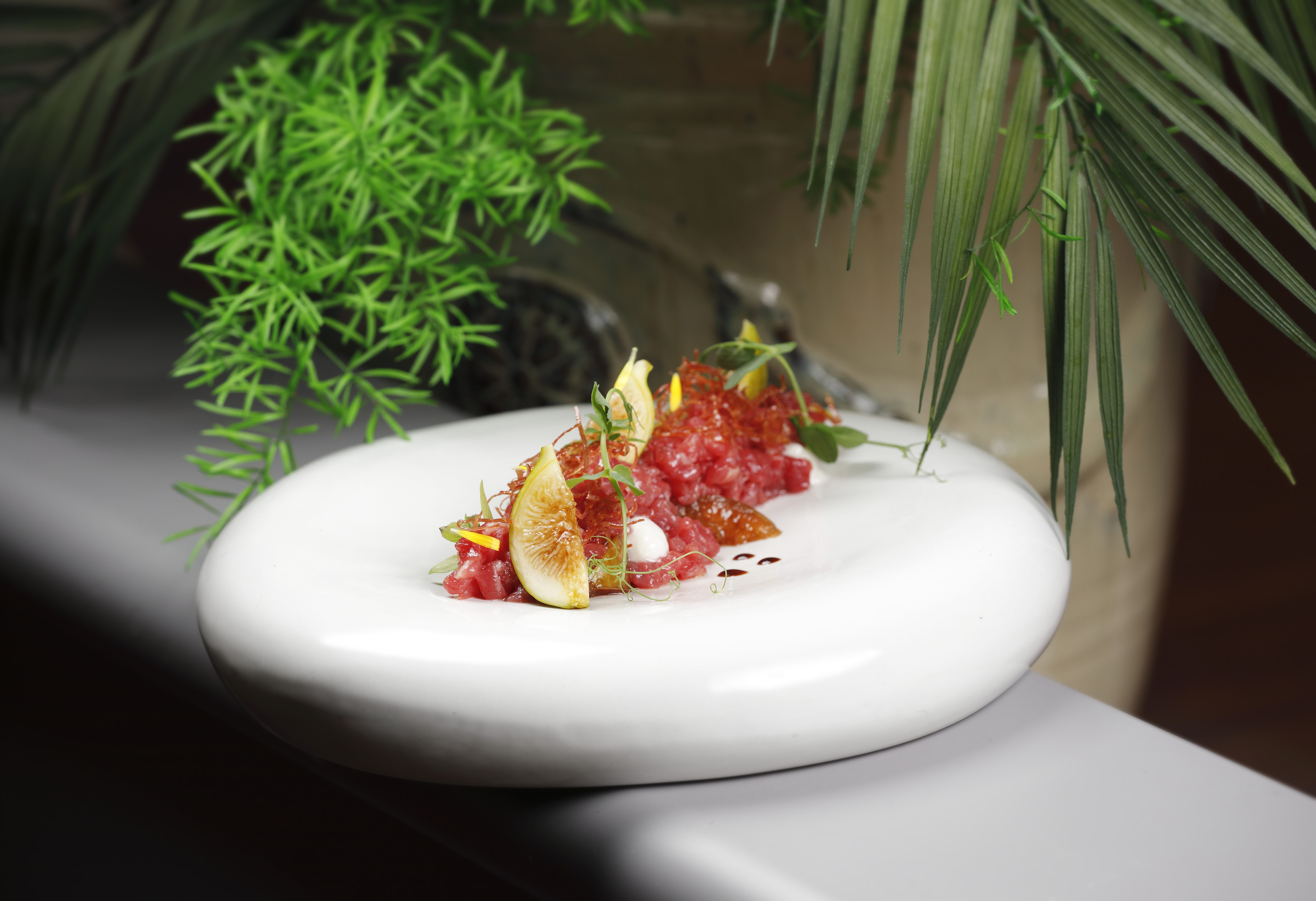 Tartare di razza Romagnola, fichi e maionese di prosciutto