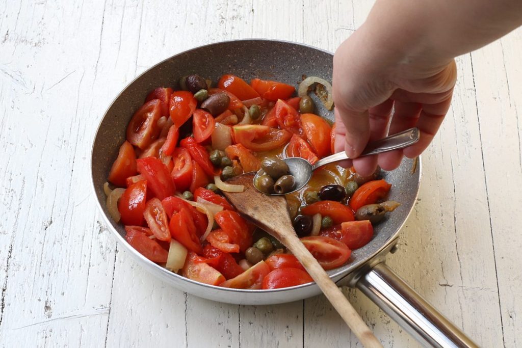 aggiungere capperi e olive