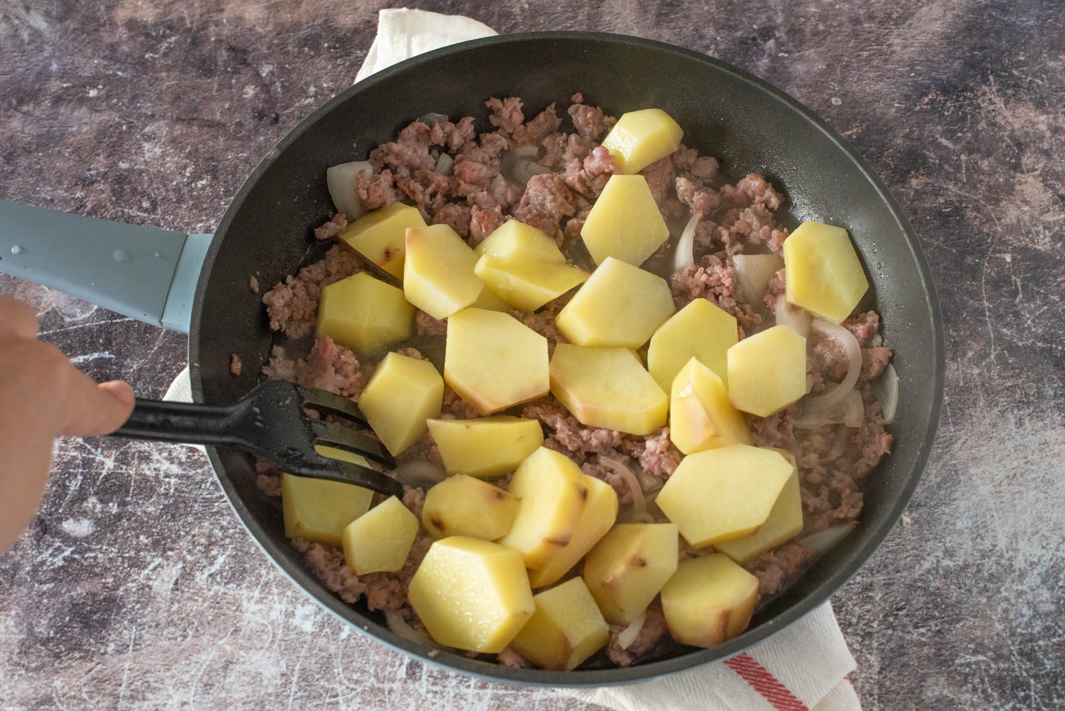 torta salata patate e salsiccia