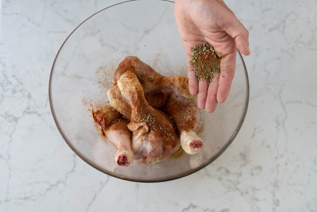 aggiungere spezie al pollo