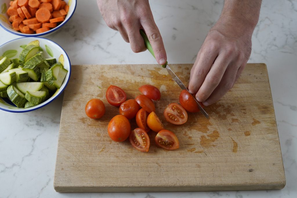 tagliare pomodori