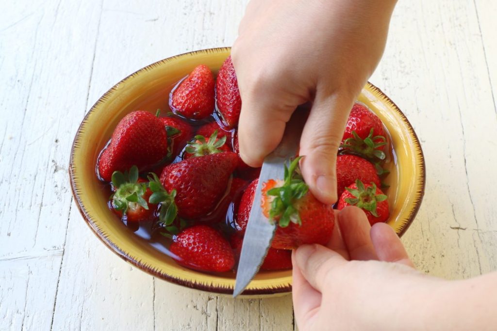 pulire e tagliare le fragole