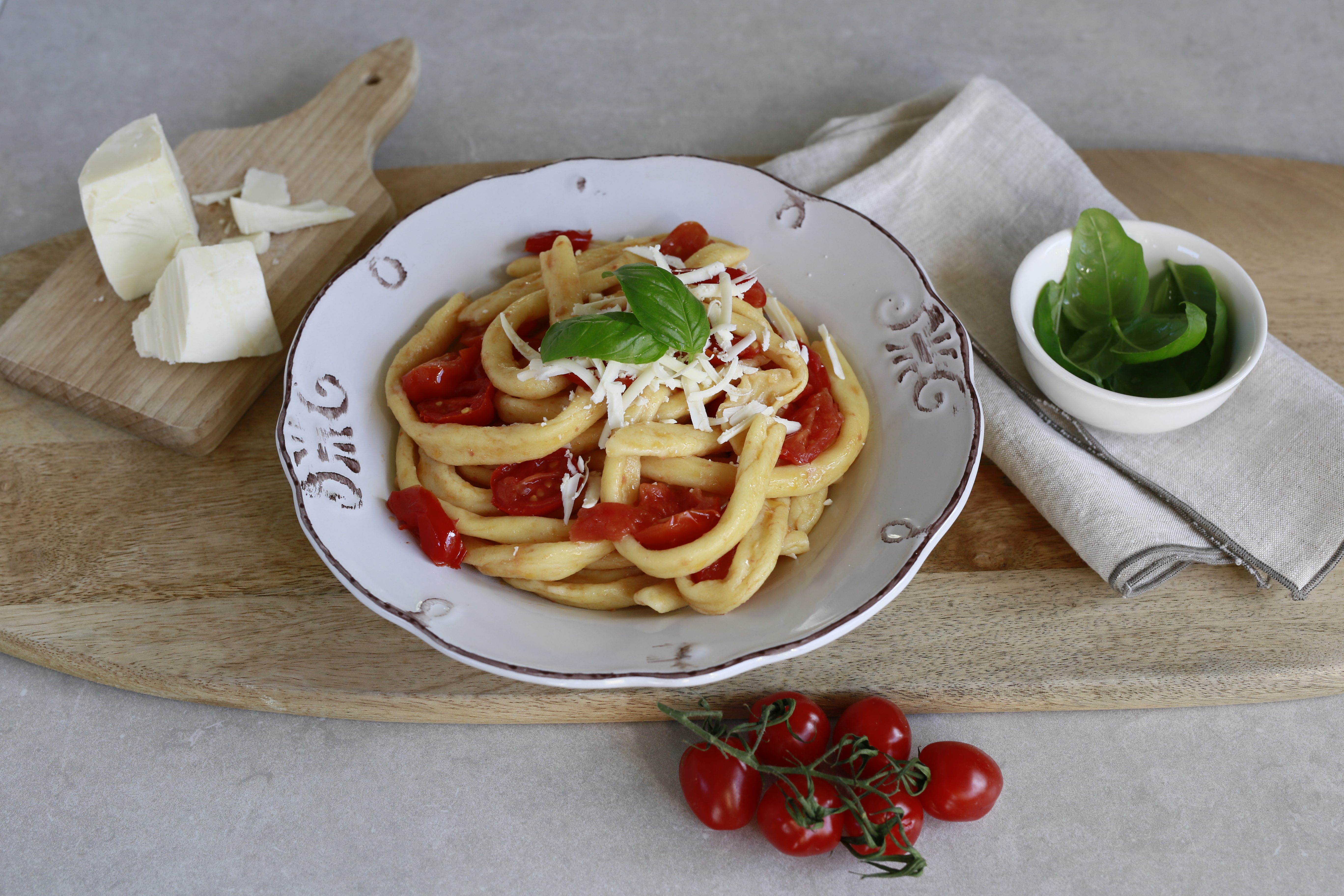 Fusilli cilentani con pomodorini e cacioricotta