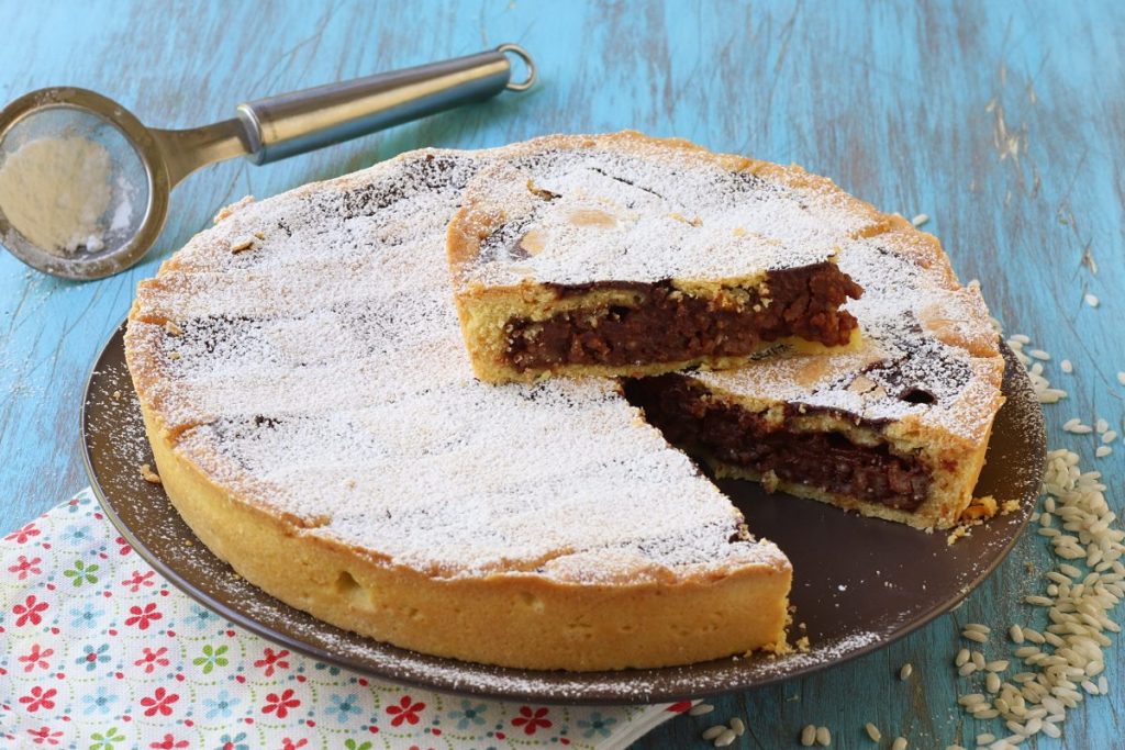 servire la torta di riso e cioccolato