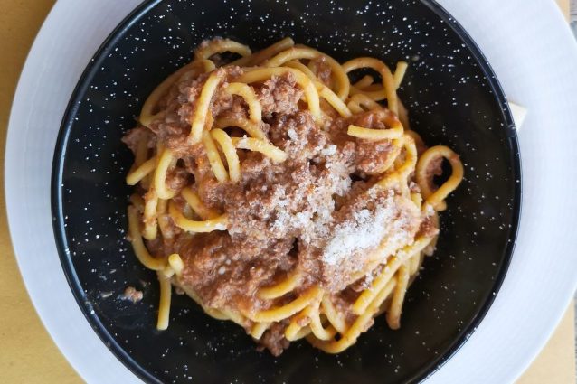 Come cucinare il coniglio: bucatini con sugo di coniglio