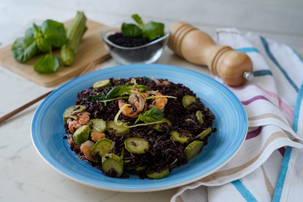 riso venere zucchine e gamberetti