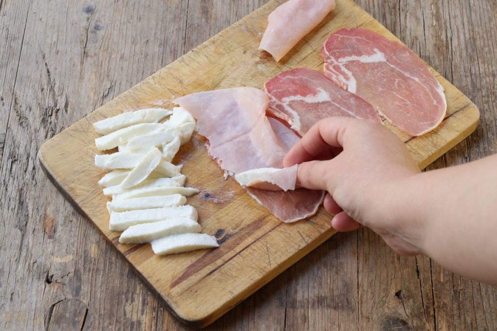 avvolgere la mozzarella nel prosciutto
