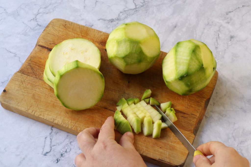 pulire e tagliare zucchine