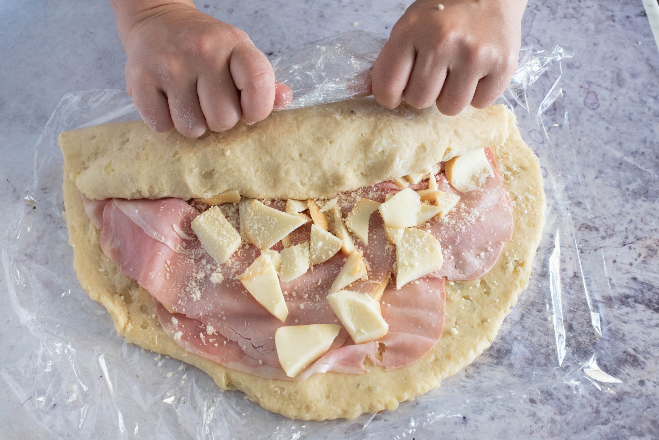 Rotolo di patate con prosciutto e formaggio