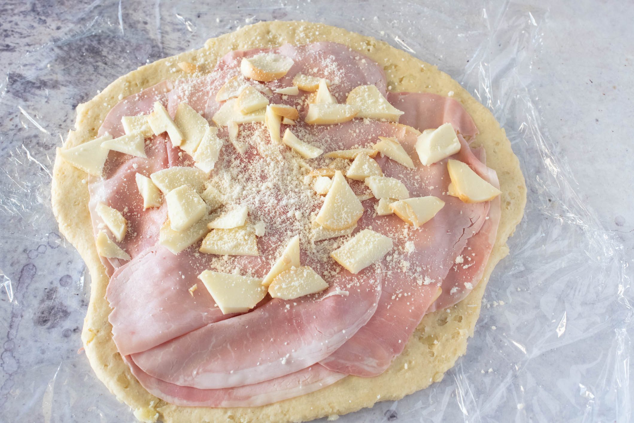 Rotolo di patate con prosciutto e formaggio