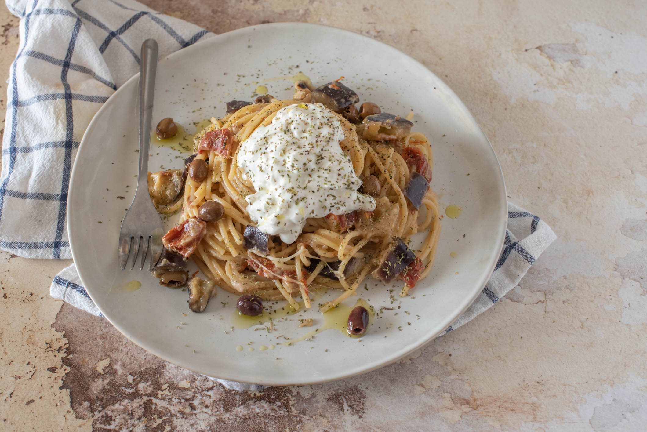 Spaghetti crema di burrata e melanzane