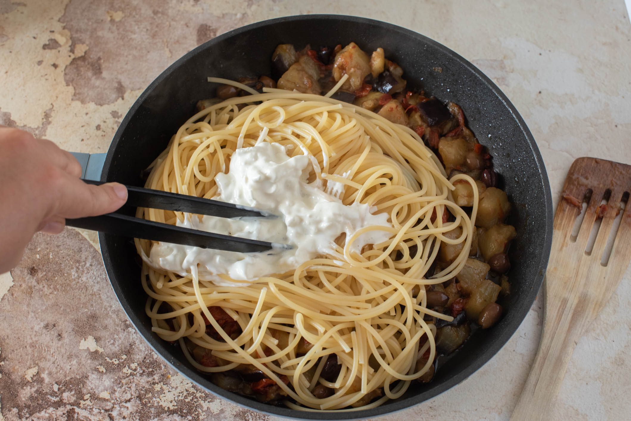Spaghetti crema di burrata e melanzane