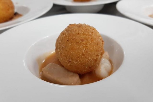 Arancina con ripieno ai frutti di mare su ristretto al pesce dello chef Gioacchino Sensale