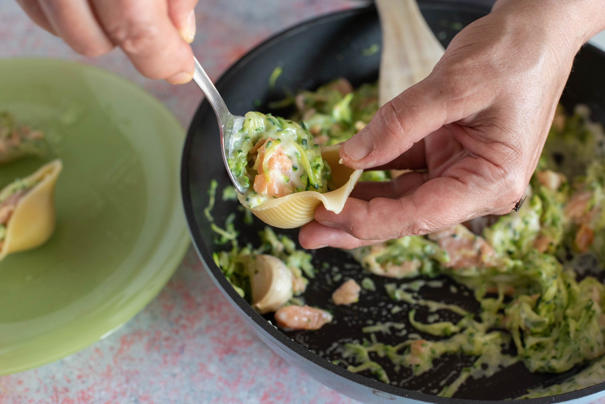 conchiglioni al forno con salmone e zucchine