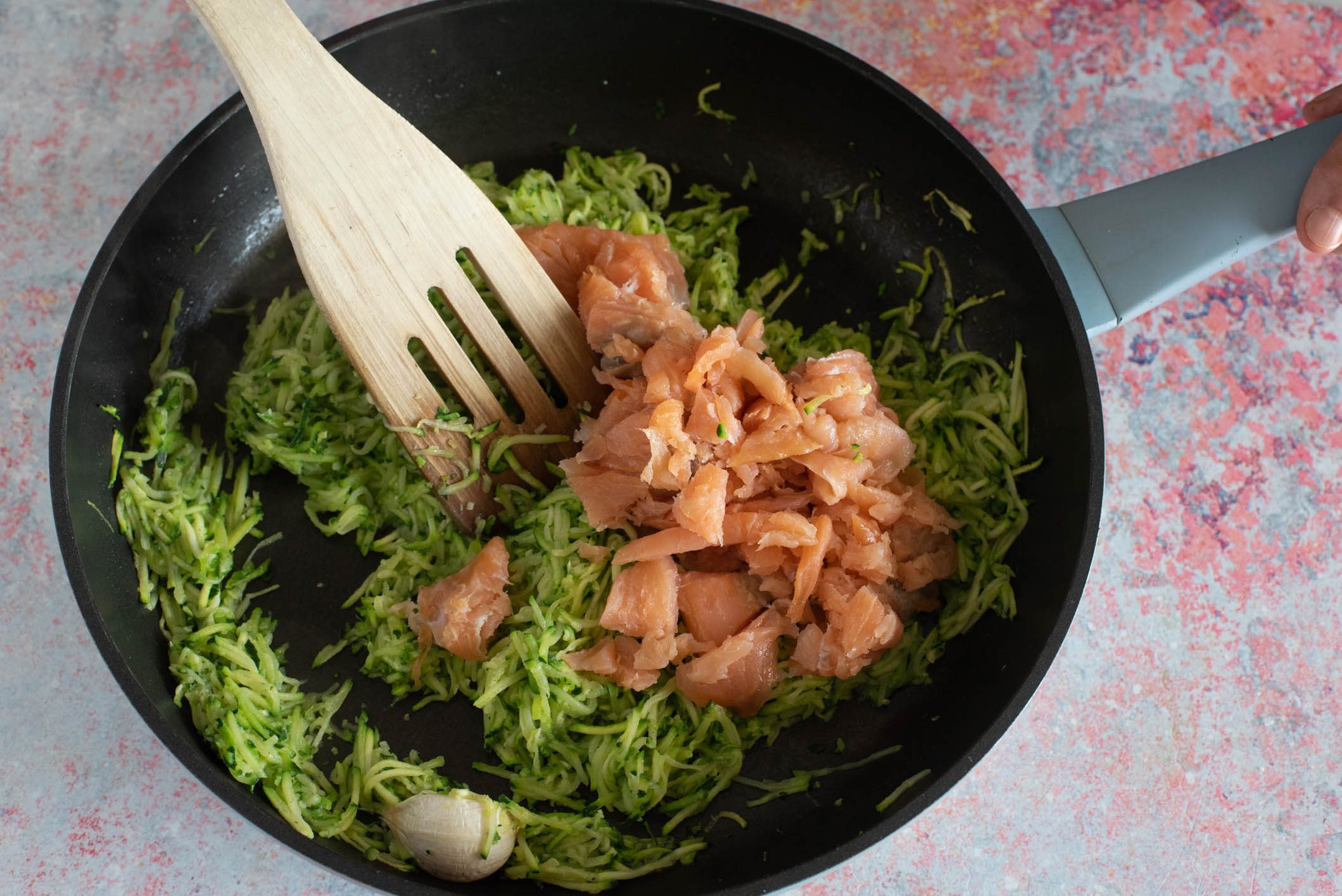 conchiglioni al forno con salmone e zucchine