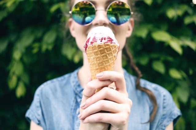 Perché mangiare il gelato ci rende felici? Ecco le ragioni del suo "potere" sull'umore