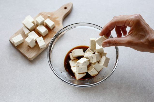 spiedini tofu con insalata