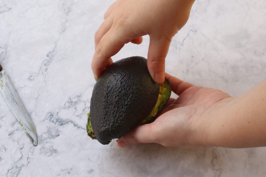 tagliare l'avocado