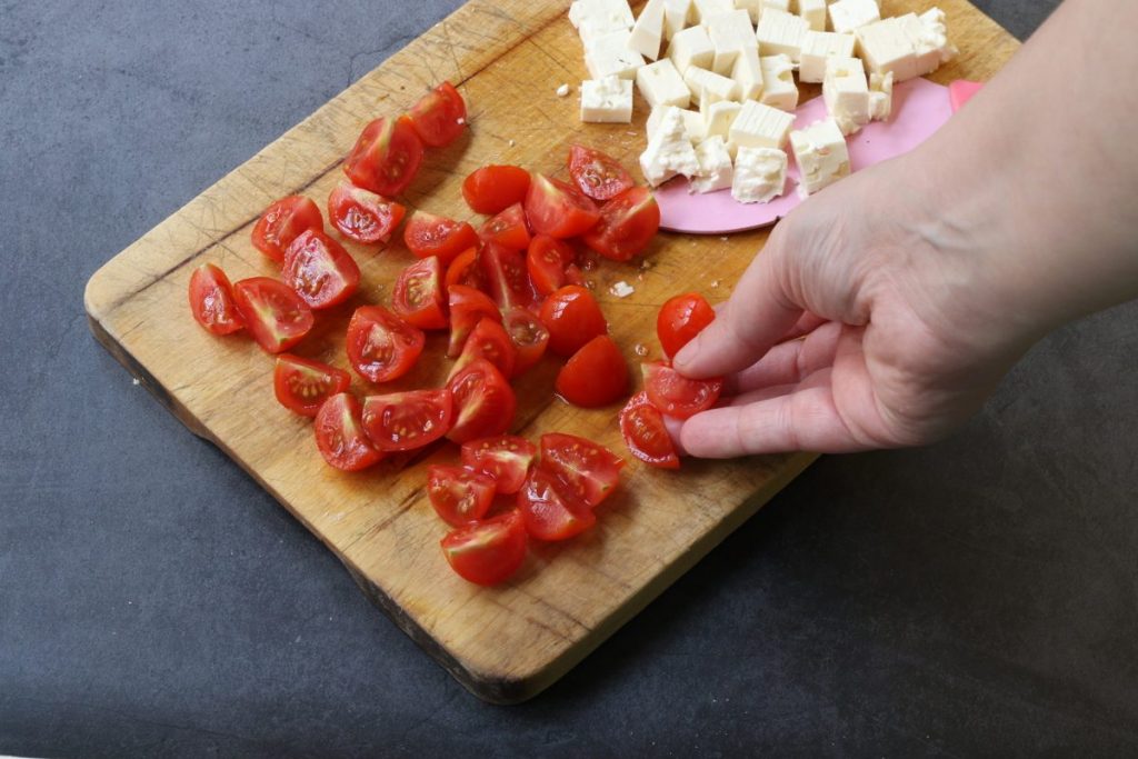 tagliare i pomodorini
