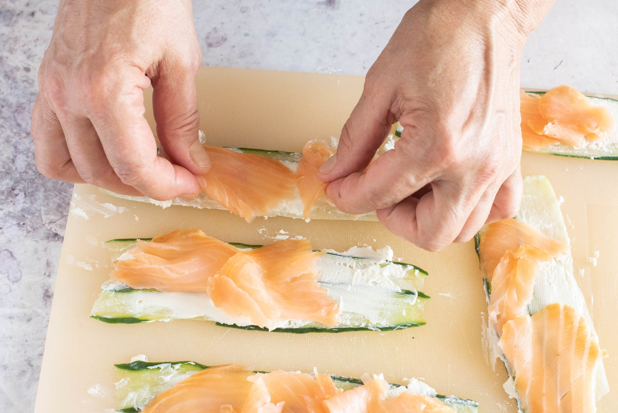 involtini di salmone e cetrioli