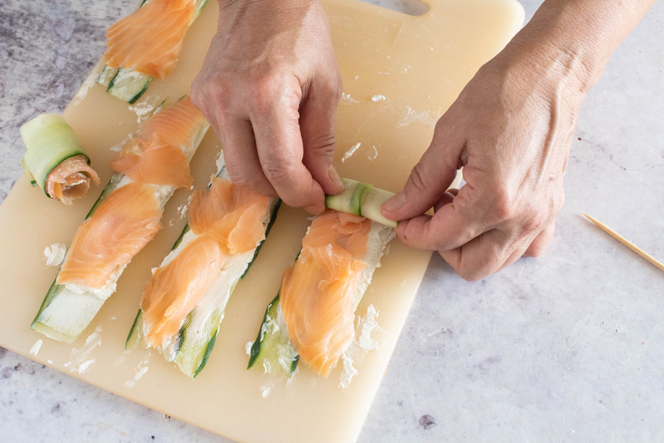 involtini di salmone e cetrioli