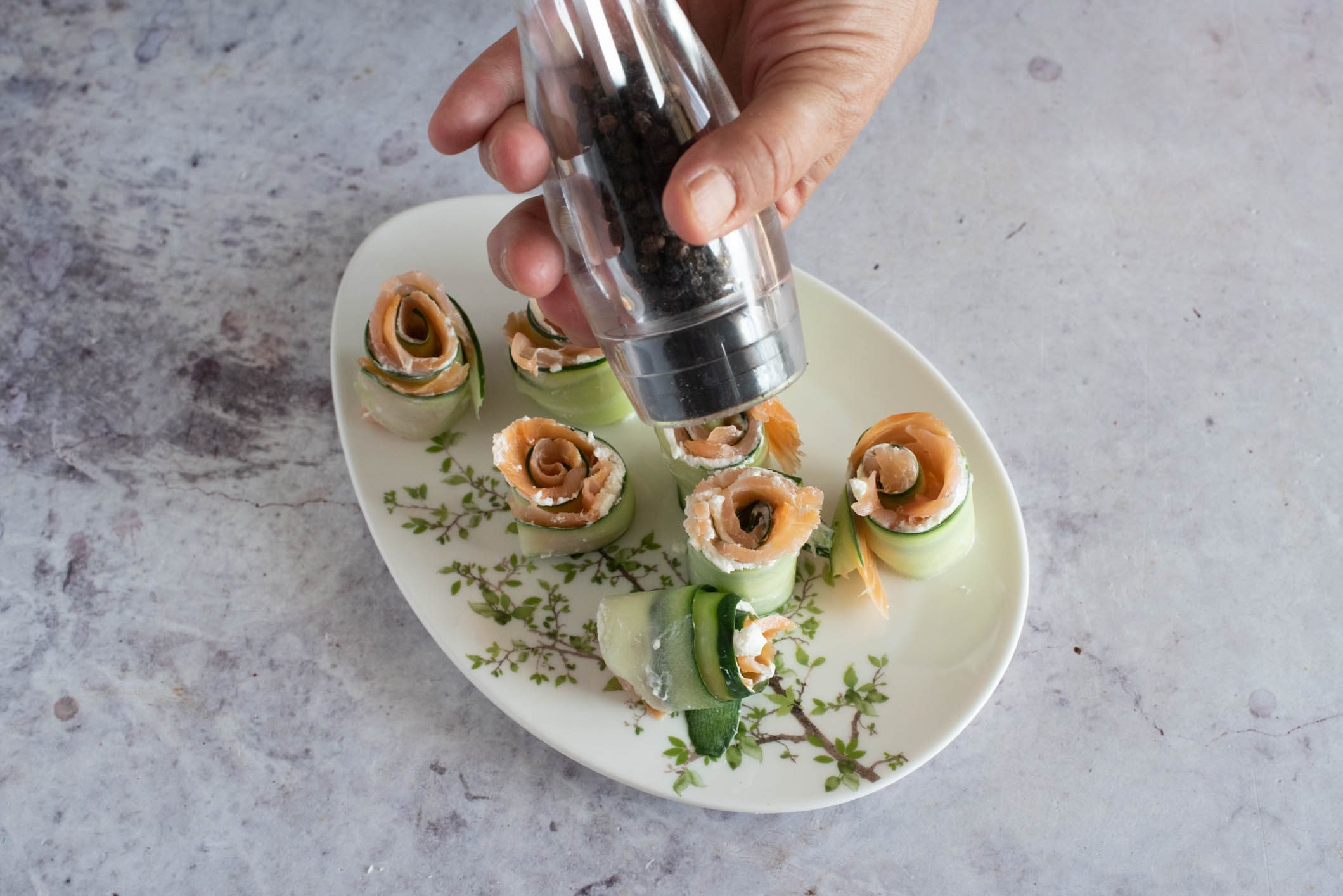 involtini di salmone e cetrioli