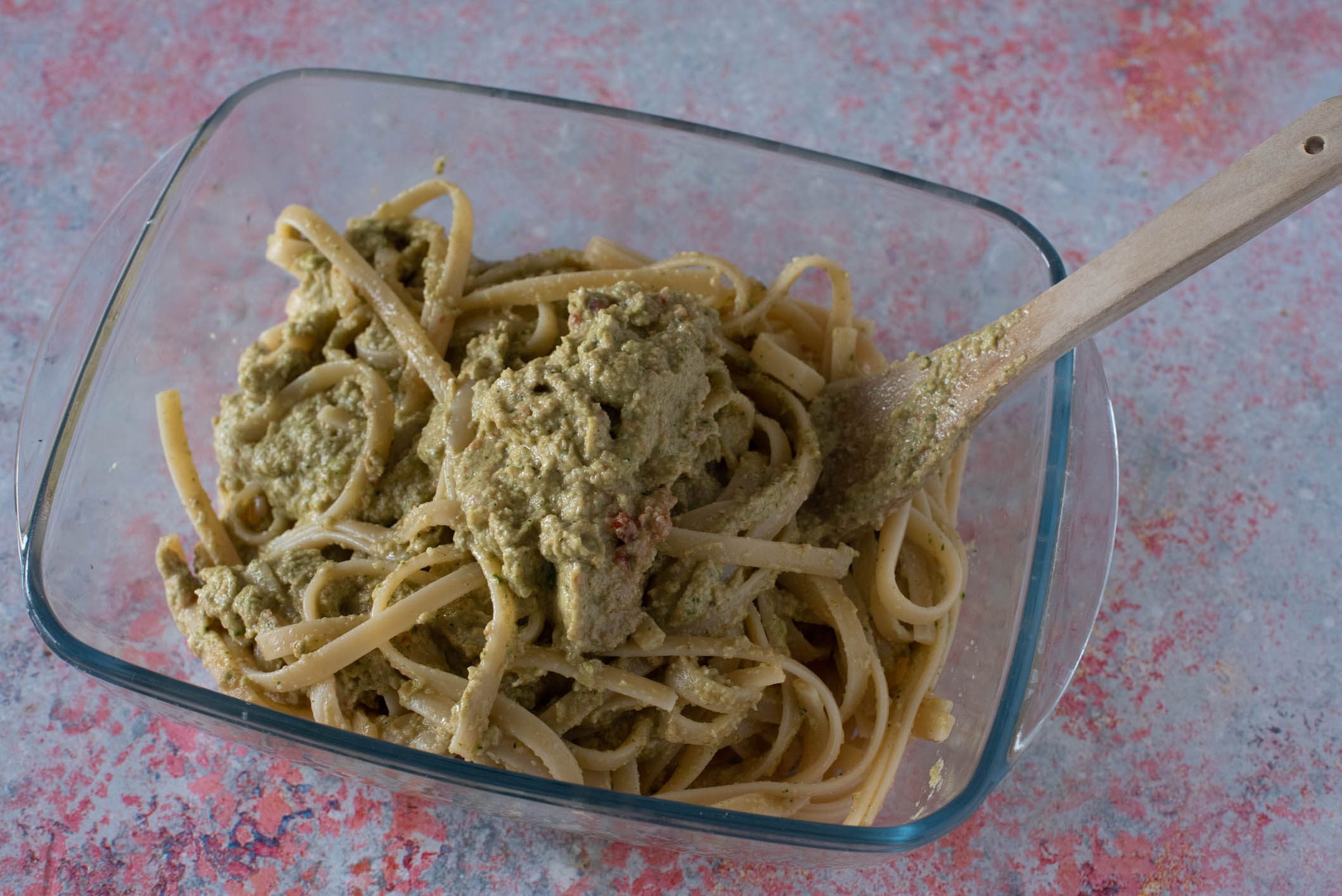 Pasta con pesto di zucchine, mandorle e alici