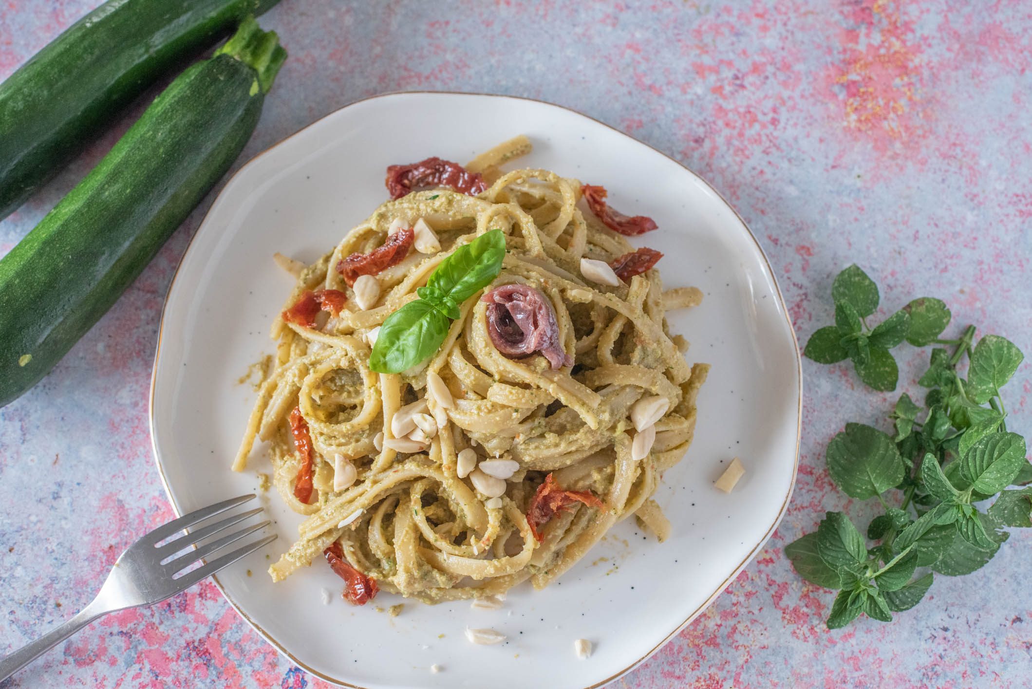 Pasta con pesto di zucchine, mandorle e alici