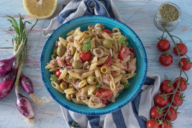 Pasta fredda con limone, olive e tonno