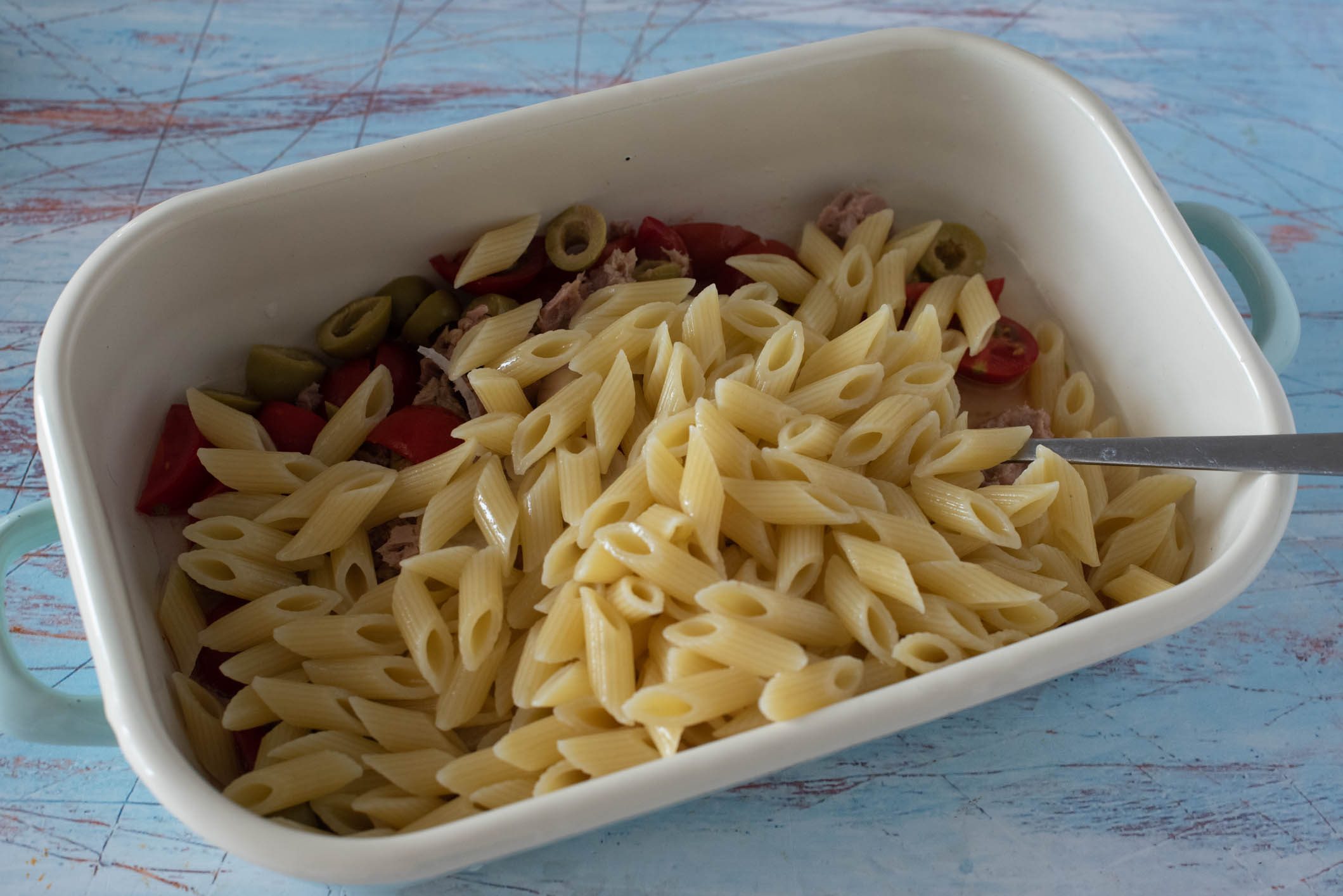 Pasta fredda con limone, olive e tonno
